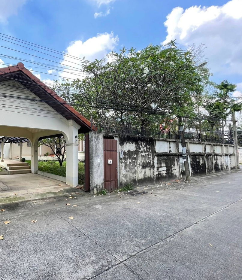 รูป ด่วน! ขายที่ดินพร้อมบ้านเดี่ยว ปุณณวิถี40 สุขุมวิท101 ที่ดิน 192ตร.ว สภาพแวดล้อมดี สงบร่มรื่น ใกล้ BTSปุณณวิถี วชิรธรรม อุดมสุข ศรีนครินทร์ 0879074045 - รูปที่ 1/7