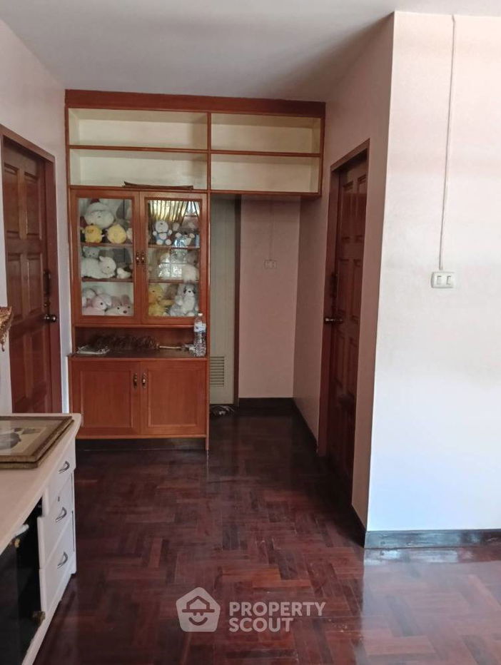 picture 3-BR House near MRT Phra Ram 9 (ID 2026146) - 9/10
