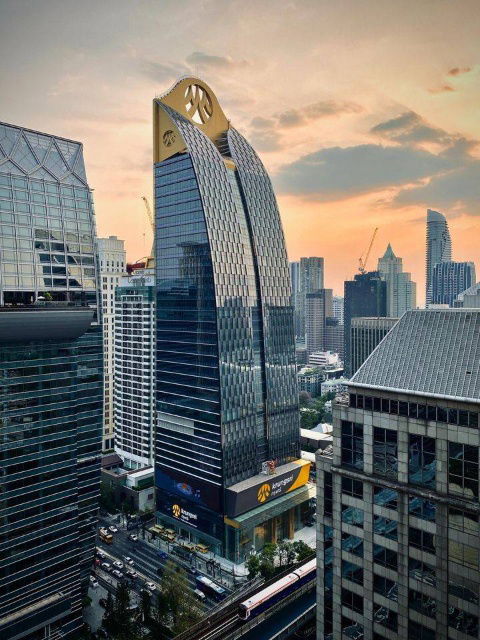 picture ♦ Prime Location ♦ Tower C, 25+ Floor | 1 Bedroom, 44.97 sq.m. | Condo skywalk connect to BTS ploenchit and Central Embassy. - 20/21