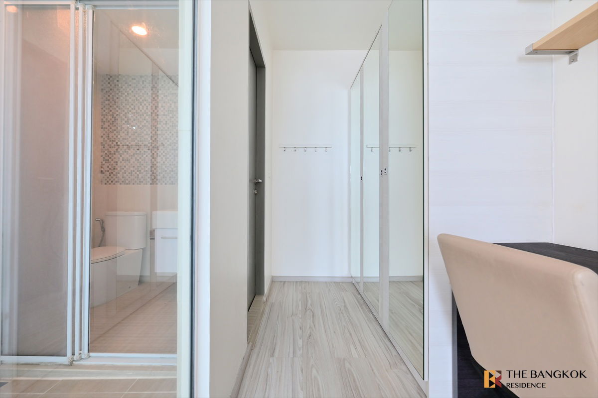 picture 💙 2 bed  Affordable Condo in Prime CBD Location ‼️💙 Life Ratchadapisek, just steps from MRT Sutthisan – Fully Furnished & Ready to Move In - 5/10