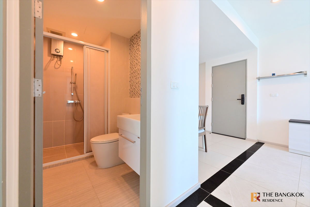 picture 💙 2 bed  Affordable Condo in Prime CBD Location ‼️💙 Life Ratchadapisek, just steps from MRT Sutthisan – Fully Furnished & Ready to Move In - 9/10