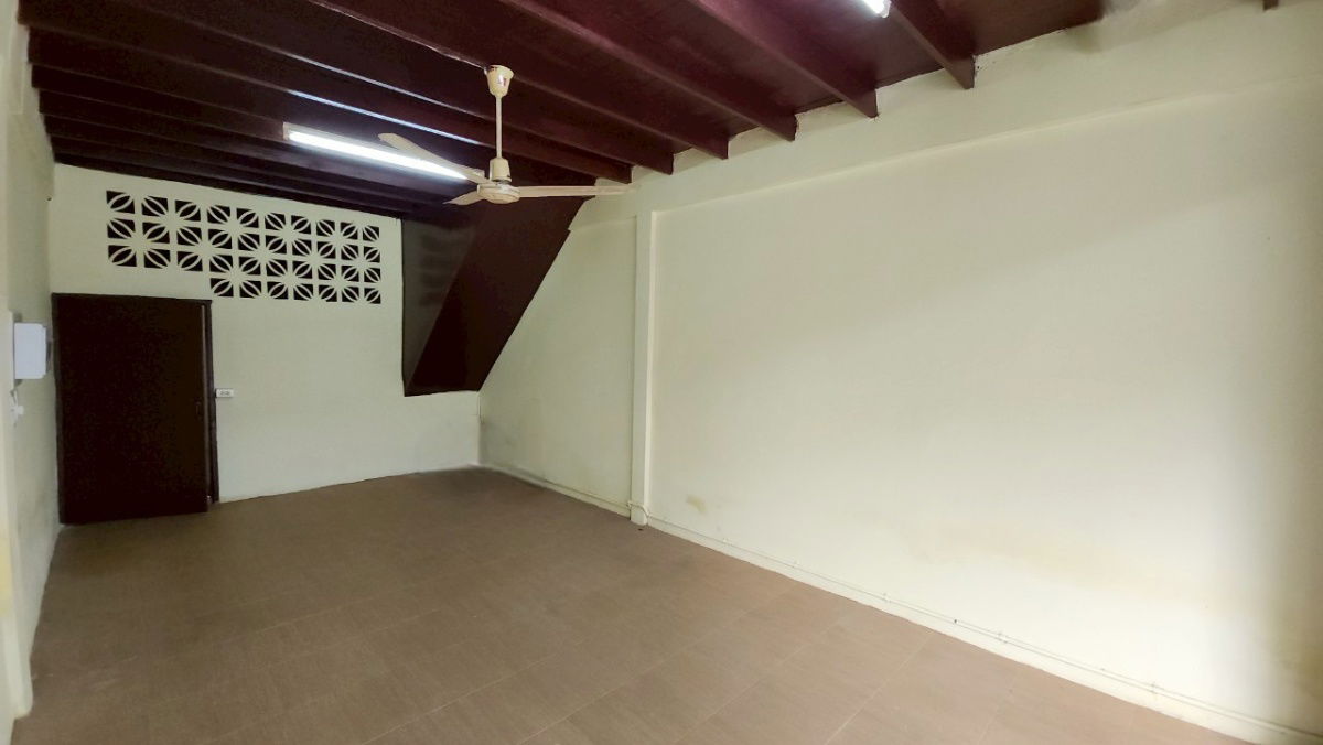 picture A commercial building for sale on CharoenNakorn60, opposite the Riverside Plaza. Avani Riverside Hotel is suitable for investment - 4/13