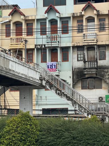 เช่าอาคารพาณิชย์ 4.5 ชั้น ติดถนนพุทธมณฑลสาย 4 ตรงข้ามตลาดศรีสวัสดิ์ สนใจแอตไลน์ครับ@841qqlnr