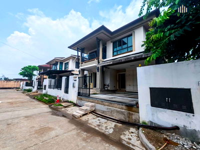 Houses for sale Taling Chan : Sale – Ready to Move In!  Fully functional layout in a prime location near main roads with easy access to various routes in and out of the city.