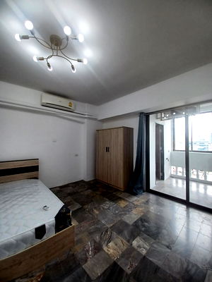 Condos for rent Silom Complex Department Store : For Rent Merlin Tower 1 Sathorn road Area 40 Sqm 8,500 Baht/ month near BTS Chonnonsi