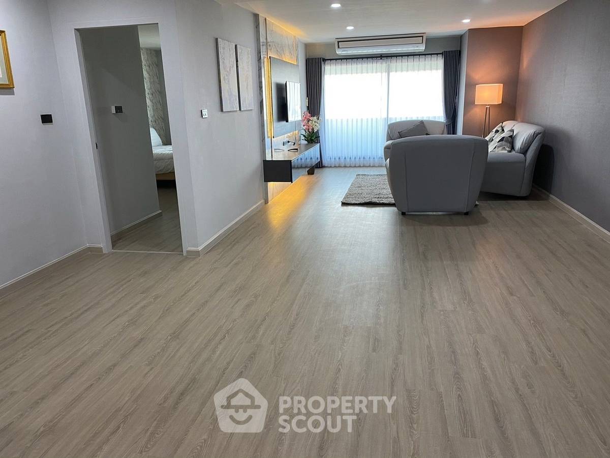 picture 2-BR Condo at Sarin Place Condominium near BTS Ratchayothin (ID 2213881) - 6/12