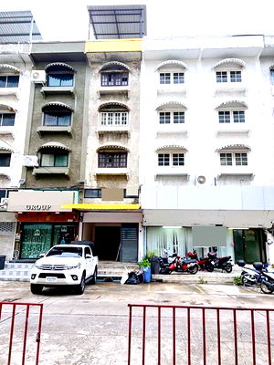 Shophouses for rent Pantip Plaza Bangkapi : LatPhrao 126-132 Soi 7-11 50m. on main road MRT LatPhrao 101 300m. For rent commercial building 4-st