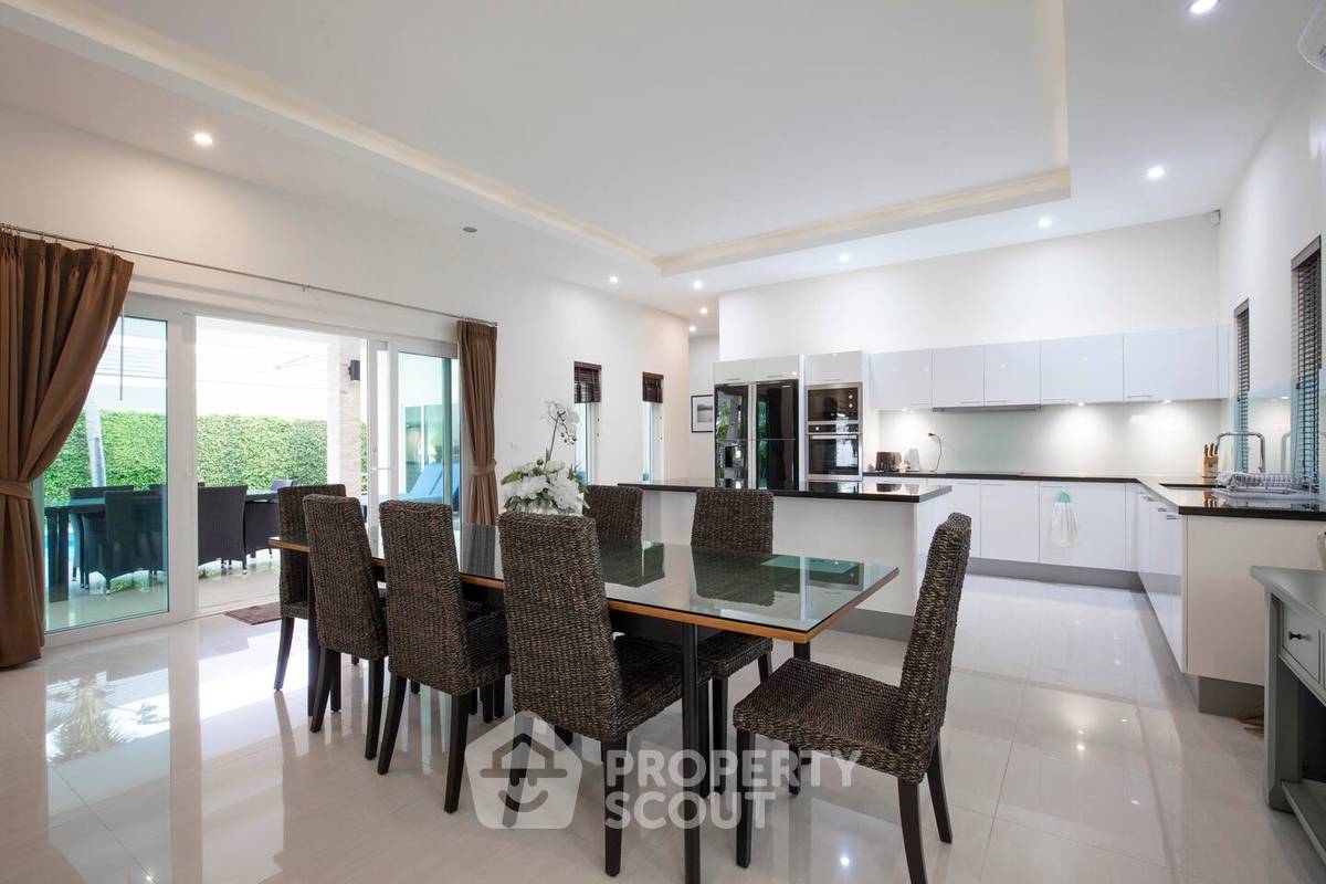 รูป วิลล่า 3-ห้องนอน ใกล้ เดอะ เวเนเซีย (ID 2215331) - รูปที่ 18/23