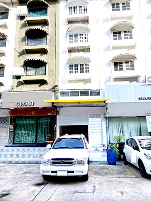 เช่าอาคารพาณิชย์ ถนนลาดพร้าว : ปากซอย 7-11 50 เมตร ติดถนนใหญ่ MRTลาดพร้าว 101 300 ม.ให้เช่าอาคารพาณิชย์ 4 ชั้น 20ตร.วา.320ตร.ม. 4นอน 4น้ำ เดอะมอลล์ บางกะปิ ลาดพร้าว126
