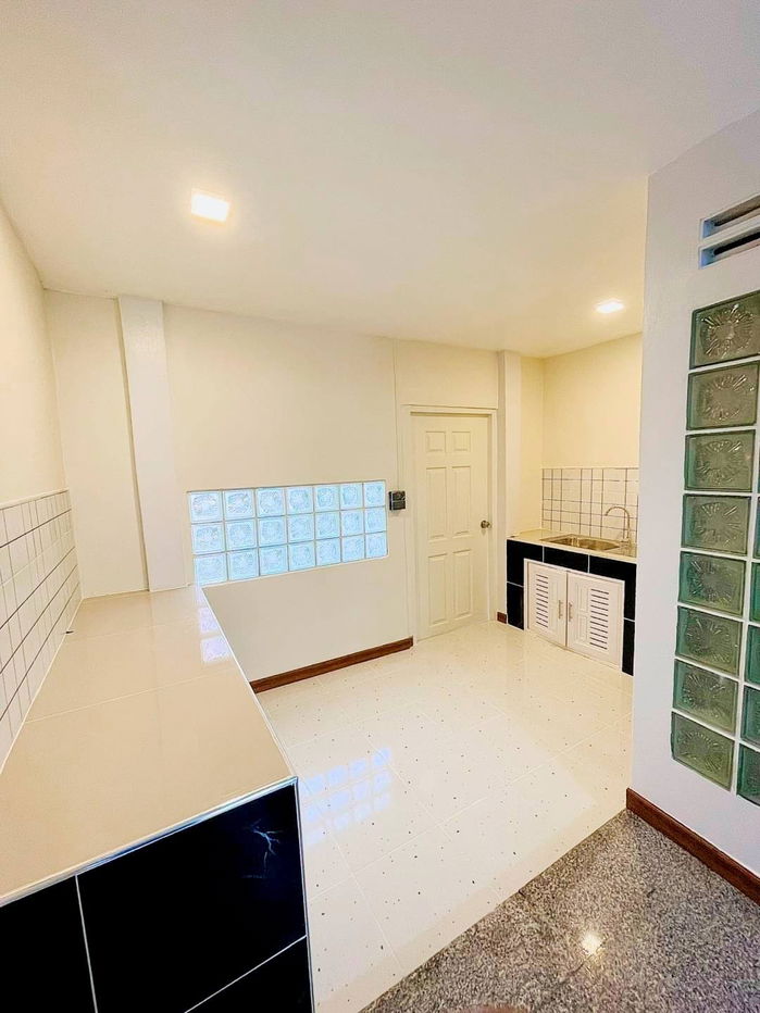 รูป หมู่บ้านรุ่งทรัพย์ ซอยสามัคคี  ทาวน์เฮาส์ 2 ชั้น รีโนเวทใหม่ พื้นที่ 17 ตร.ว.  - รูปที่ 2/6