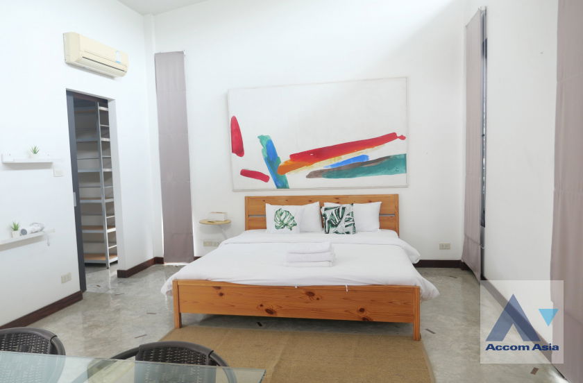 picture 🔼🔽 AccomA 📩 Modern Tropical Home with Natural Greenery and Airy Design (13001853) - 13/20