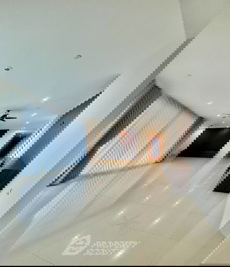 picture 4-BR Condo at Watermark Chaophraya near BTS Krung Thon Buri (ID 2098470) - 1/12