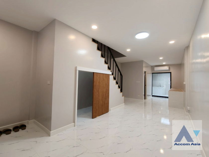 รูป 🔼🔽 AccomA 📩 Townhouse in Ekkamai with modern charm (AA42408) - รูปที่ 2/20