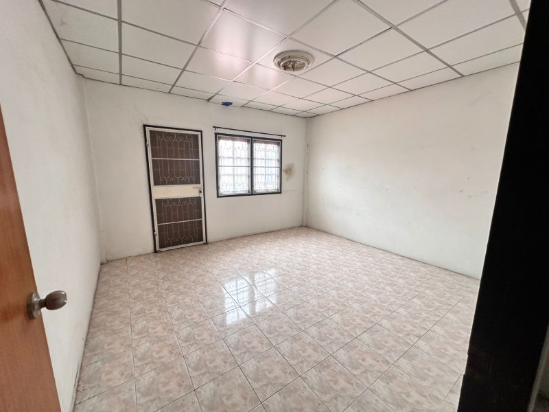picture Townhouse for sale, Soi 4, Fueang Fa Village 9, Soi Mangkon Khanthi, selling price only 1.3 million baht!! Size 19 sq m. - 17/24