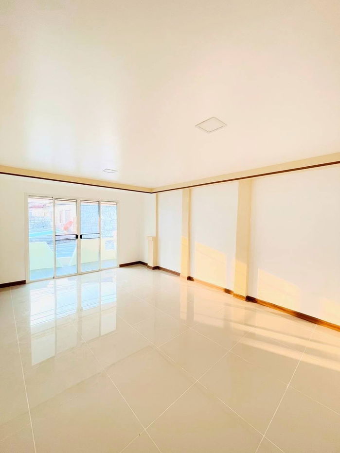 รูป หมู่บ้านรุ่งทรัพย์ ซอยสามัคคี  ทาวน์เฮาส์ 2 ชั้น รีโนเวทใหม่ พื้นที่ 17 ตร.ว.  - รูปที่ 5/6