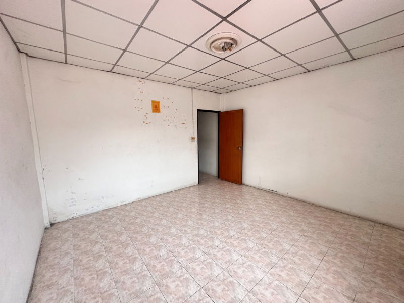 picture Townhouse for sale, Soi 4, Fueang Fa Village 9, Soi Mangkon Khanthi, selling price only 1.3 million baht!! Size 19 sq m. - 16/24