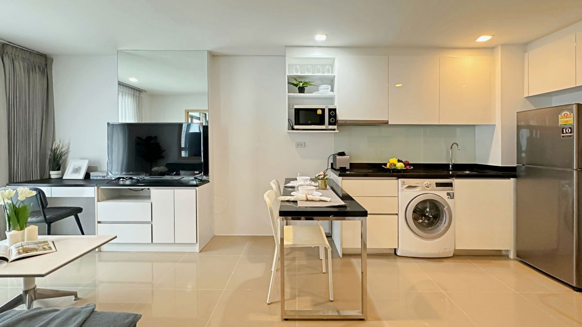 picture Modern 1-Bedroom Condo for Rent – Only 400m from BTS Asoke, Fully Furnished with Built-in Storage - 4/16