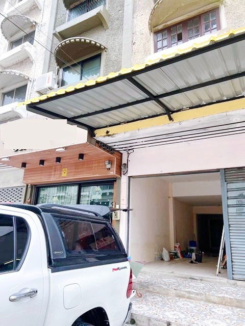 picture LatPhrao 126-132 Soi 7-11 50m. on main road MRT LatPhrao 101 300m. For rent commercial building 4-st - 5/8