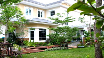 เช่าบ้านเดี่ยว ม.กรุงเทพ กล้วยน้ำไท : 🔼🔽 AccomA 📩  3 BR House @ (50150)
