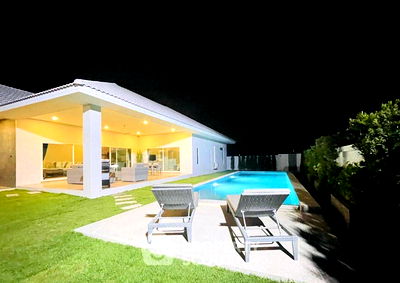 Houses for sale Thap Tai, Prachuap Khiri Khan : 4-BR Villa in Thap Tai (ID 1948191)