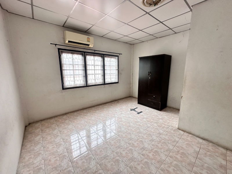 picture Townhouse for sale, Soi 4, Fueang Fa Village 9, Soi Mangkon Khanthi, selling price only 1.3 million baht!! Size 19 sq m. - 10/24