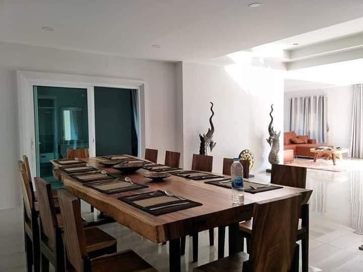 รูป 🏡✈️ให้เช่าบ้าน 3 ชั้น หลังใหญ่ ใกล้สนามบิน – ใกล้ รร.นานาชาติ พร้อมเฟอร์นิเจอร์ครบ  - รูปที่ 5/15