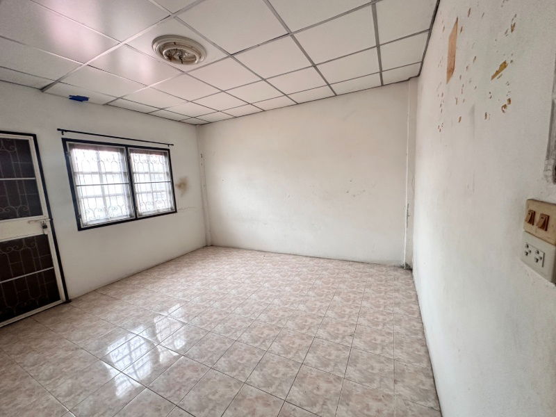 picture Townhouse for sale, Soi 4, Fueang Fa Village 9, Soi Mangkon Khanthi, selling price only 1.3 million baht!! Size 19 sq m. - 15/24