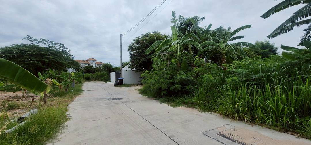picture Land Jomtien Pattaya Beach Side in Soi Chaiyapruek and Soi Wat Boonkanjana  409square meters - 4/12
