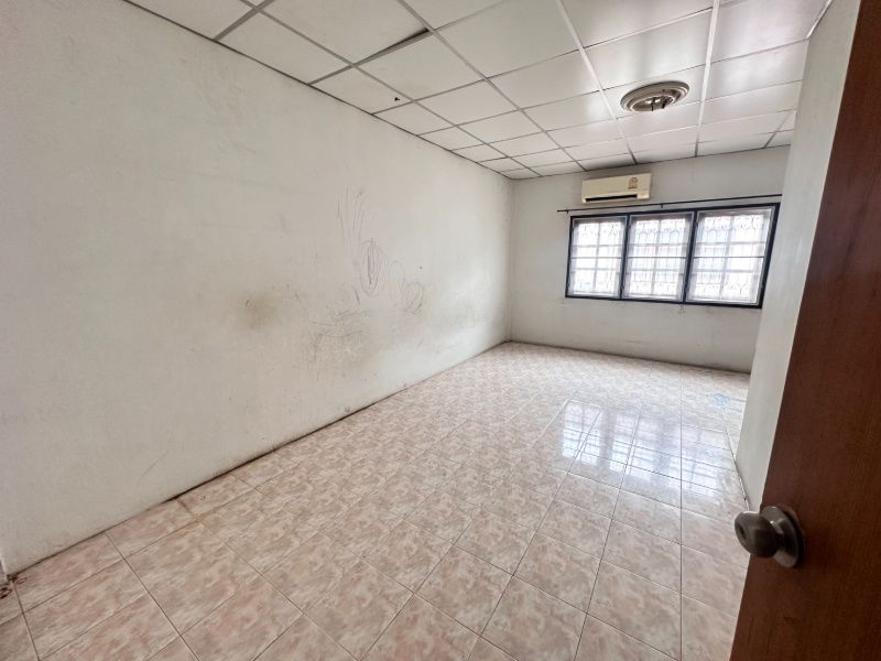 picture Townhouse for sale, Soi 4, Fueang Fa Village 9, Soi Mangkon Khanthi, selling price only 1.3 million baht!! Size 19 sq m. - 11/24