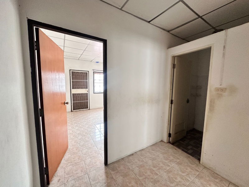 picture Townhouse for sale, Soi 4, Fueang Fa Village 9, Soi Mangkon Khanthi, selling price only 1.3 million baht!! Size 19 sq m. - 18/24