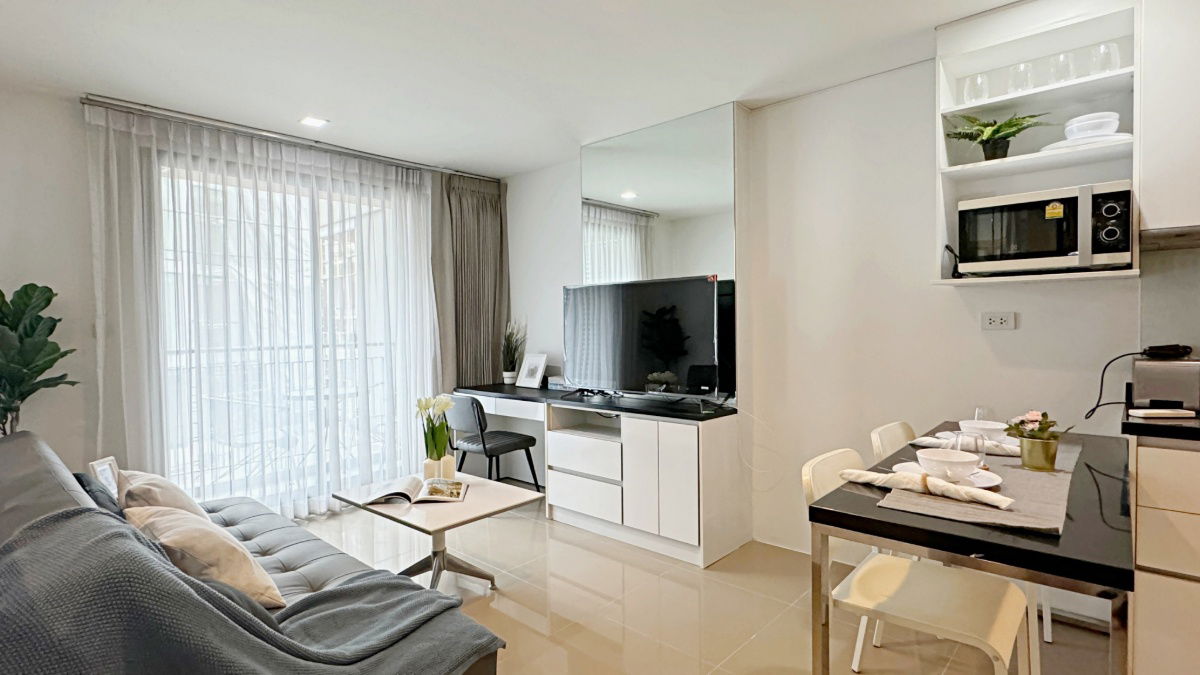 picture Modern 1-Bedroom Condo for Rent – Only 400m from BTS Asoke, Fully Furnished with Built-in Storage - 7/16