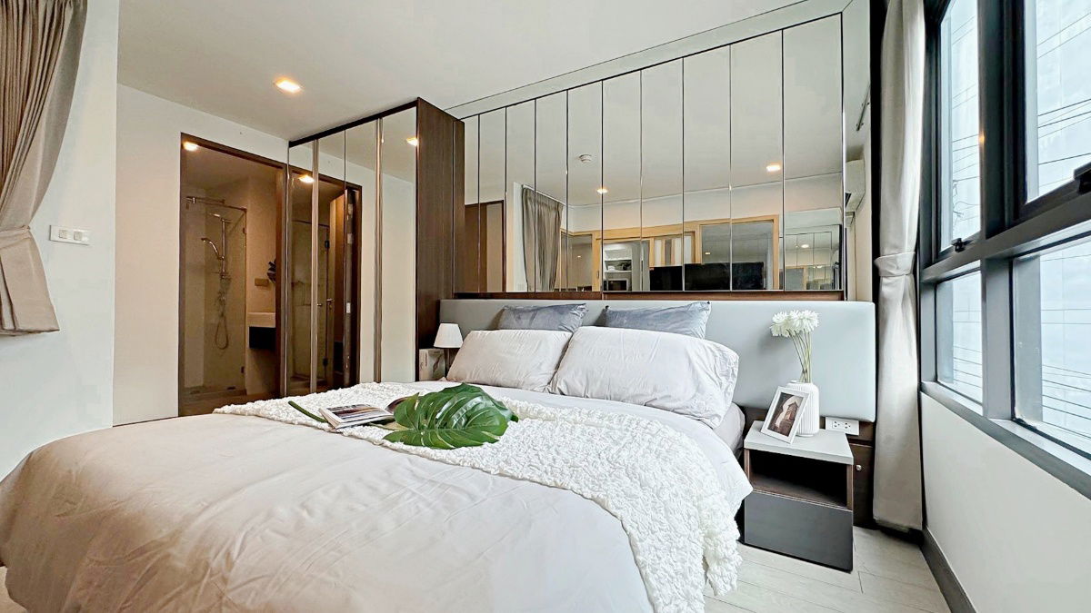 picture Modern 1-Bedroom Condo for Rent – Only 400m from BTS Asoke, Fully Furnished with Built-in Storage - 8/16