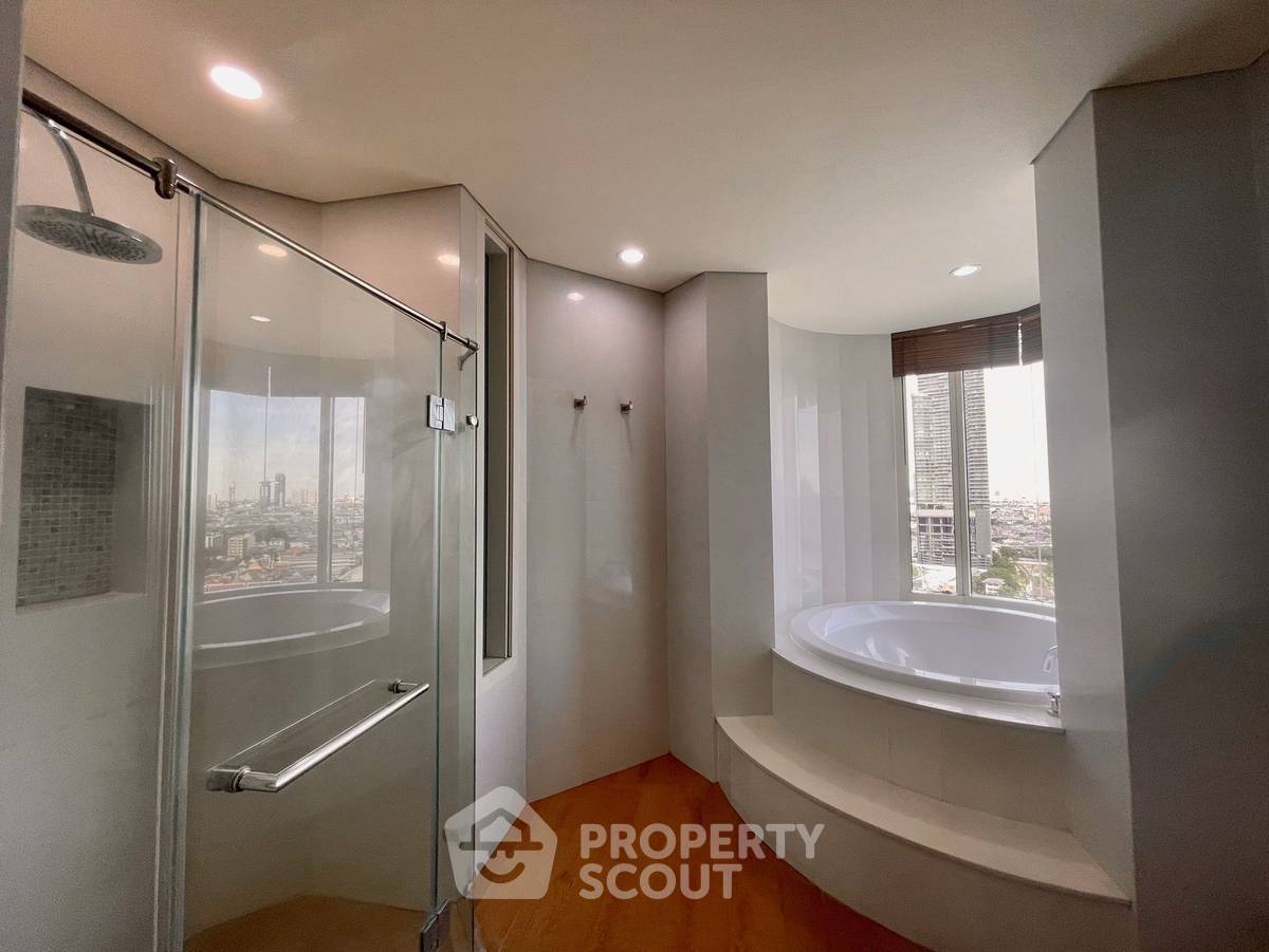 picture 4-BR Condo at Watermark Chaophraya near BTS Krung Thon Buri (ID 2098470) - 5/12