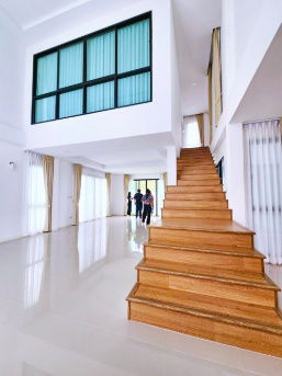 รูป เท่ากับ2หลัง สนามกอล์ฟวินด์เซอร์ 500ม.สุวินทวงศ์36-44 สุวรรณภูมิ ให้เช่าคฤหาสน์ใหญ่มาก 2ชั้น MRT สุวินทวงศ์ 7กม. 420ตร.ม. 101ตร.วา. 4นอน - รูปที่ 2/8