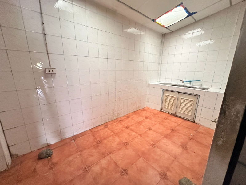 picture Townhouse for sale, Soi 4, Fueang Fa Village 9, Soi Mangkon Khanthi, selling price only 1.3 million baht!! Size 19 sq m. - 22/24