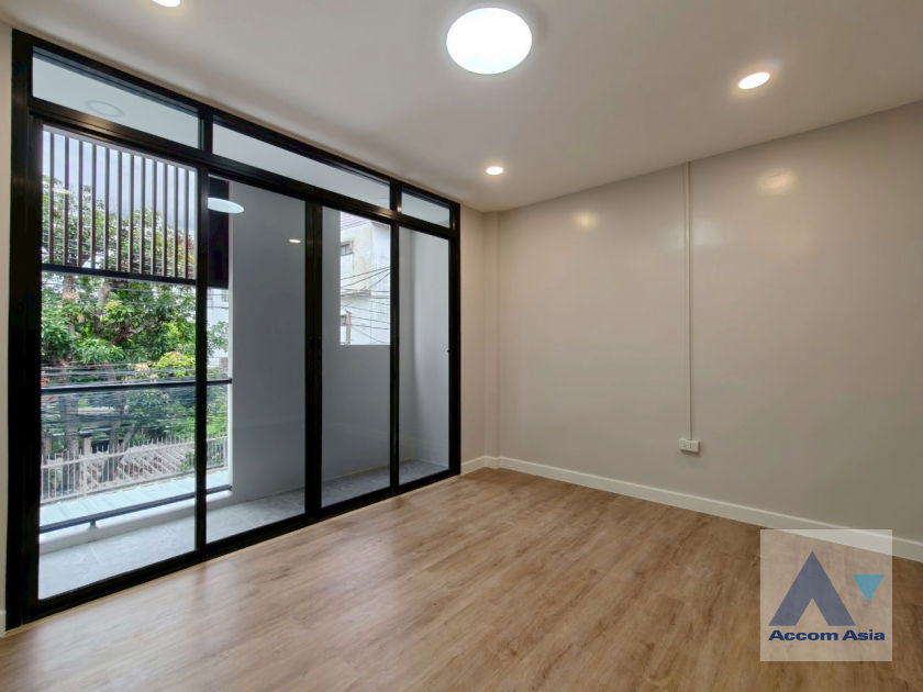 รูป 🔼🔽 AccomA 📩 Townhouse in Ekkamai with modern charm (AA42408) - รูปที่ 9/20