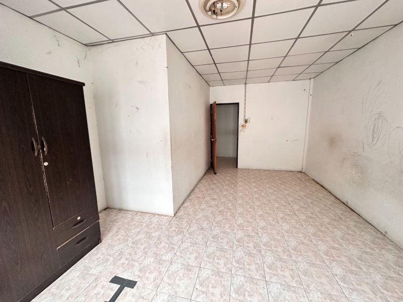 picture Townhouse for sale, Soi 4, Fueang Fa Village 9, Soi Mangkon Khanthi, selling price only 1.3 million baht!! Size 19 sq m. - 9/24