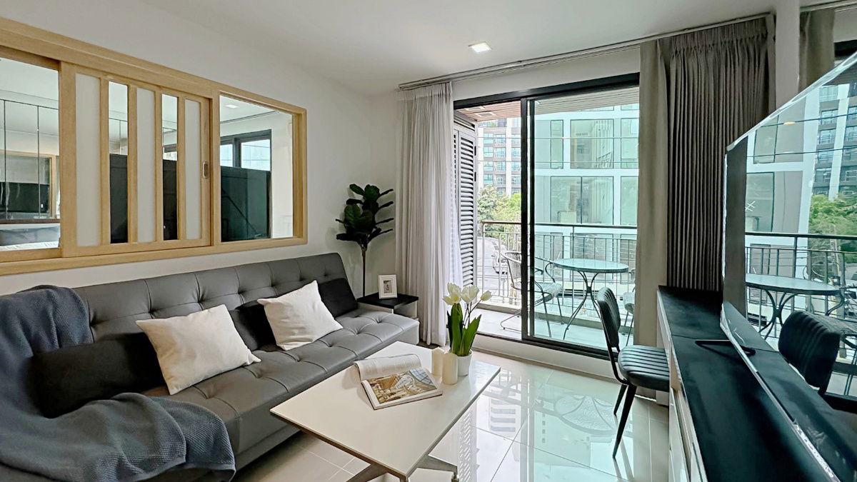picture Modern 1-Bedroom Condo for Rent – Only 400m from BTS Asoke, Fully Furnished with Built-in Storage - 3/16