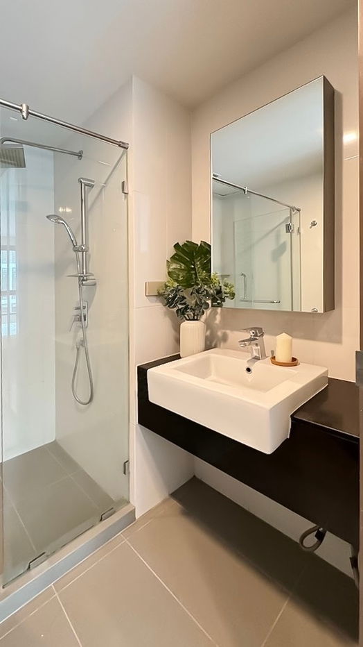 picture Modern 1-Bedroom Condo for Rent – Only 400m from BTS Asoke, Fully Furnished with Built-in Storage - 13/16
