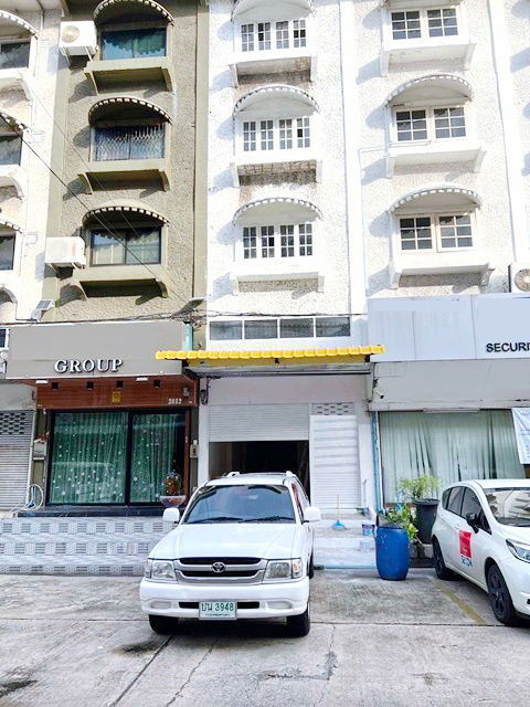 picture LatPhrao 126-132 Soi 7-11 50m. on main road MRT LatPhrao 101 300m. For rent commercial building 4-st - 6/8