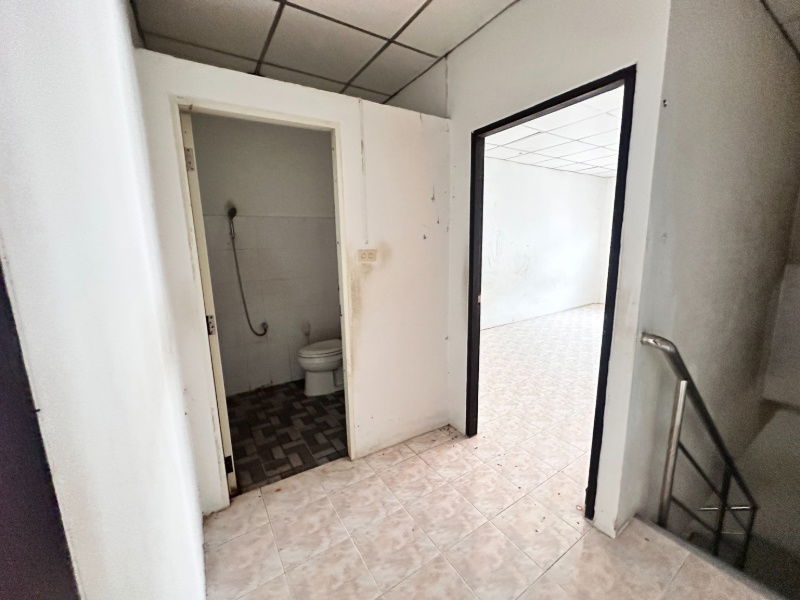 picture Townhouse for sale, Soi 4, Fueang Fa Village 9, Soi Mangkon Khanthi, selling price only 1.3 million baht!! Size 19 sq m. - 14/24