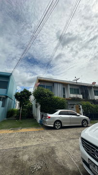 บ้านหลังมุม ใจกลางเมือง เดินทางสะดวก ใกล้โรงเรียน และห้างสรรพสินค้ามากมาย