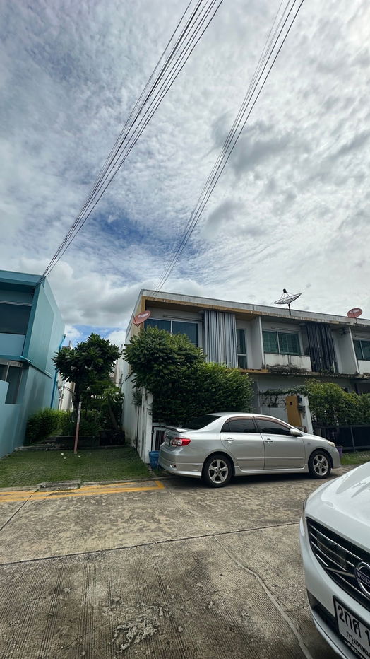 รูป บ้านหลังมุม ใจกลางเมือง เดินทางสะดวก ใกล้โรงเรียน และห้างสรรพสินค้ามากมาย - รูปที่ 1/8
