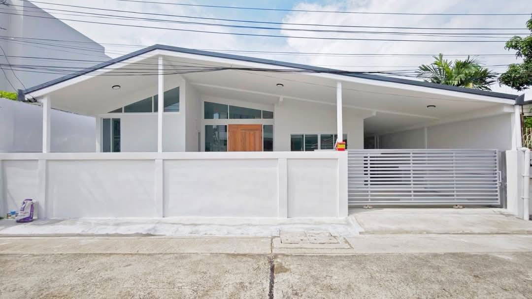 picture Sale of detached houses, large size 51 square wa, 3 bedrooms, 3 bathrooms, new Renovate Kik Chokchai 4 Ladprao, Macro Lotus Ladprao, Wang Hin 44. - 1/10
