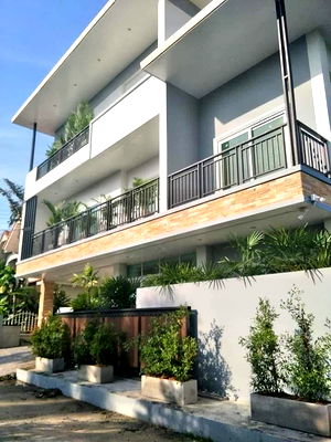 เช่าบ้านเดี่ยว เชียงใหม่ : 🏡✈️ให้เช่าบ้าน 3 ชั้น หลังใหญ่ ใกล้สนามบิน – ใกล้ รร.นานาชาติ พร้อมเฟอร์นิเจอร์ครบ 