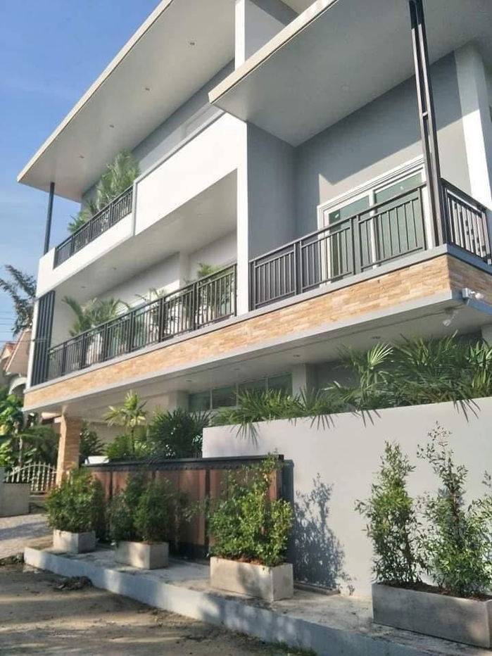 รูป 🏡✈️ให้เช่าบ้าน 3 ชั้น หลังใหญ่ ใกล้สนามบิน – ใกล้ รร.นานาชาติ พร้อมเฟอร์นิเจอร์ครบ  - รูปที่ 1/15