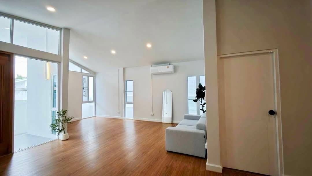 picture Sale of detached houses, large size 51 square wa, 3 bedrooms, 3 bathrooms, new Renovate Kik Chokchai 4 Ladprao, Macro Lotus Ladprao, Wang Hin 44. - 7/10