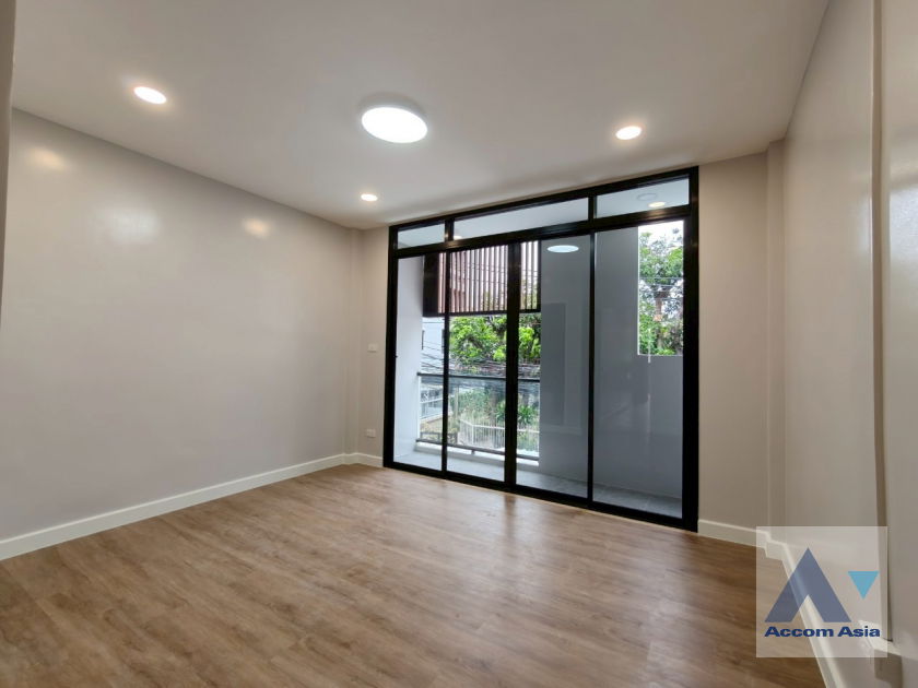 รูป 🔼🔽 AccomA 📩 Townhouse in Ekkamai with modern charm (AA42408) - รูปที่ 10/20
