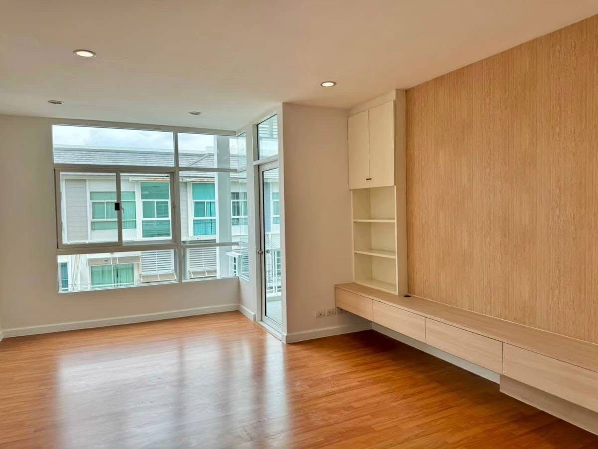 picture P0081 Modern 3-Storey Townhome for Sale - Metro Rama 9 Project - 2/13