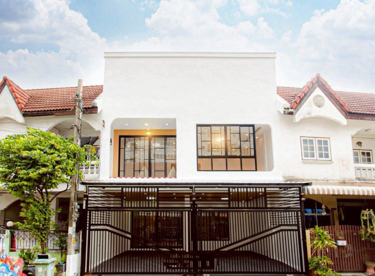 รูป S297 ✨ ขายด่วน ทาวน์เฮ้าส์ 2 ชั้น รีโนเวทใหม่เอี่ยม !หมู่บ้านประชากรไทย ซอย 6 – ลาดพร้าว 93 เหลือเพียง 4.99 ล้าน เท่านั้น! - รูปที่ 1/20